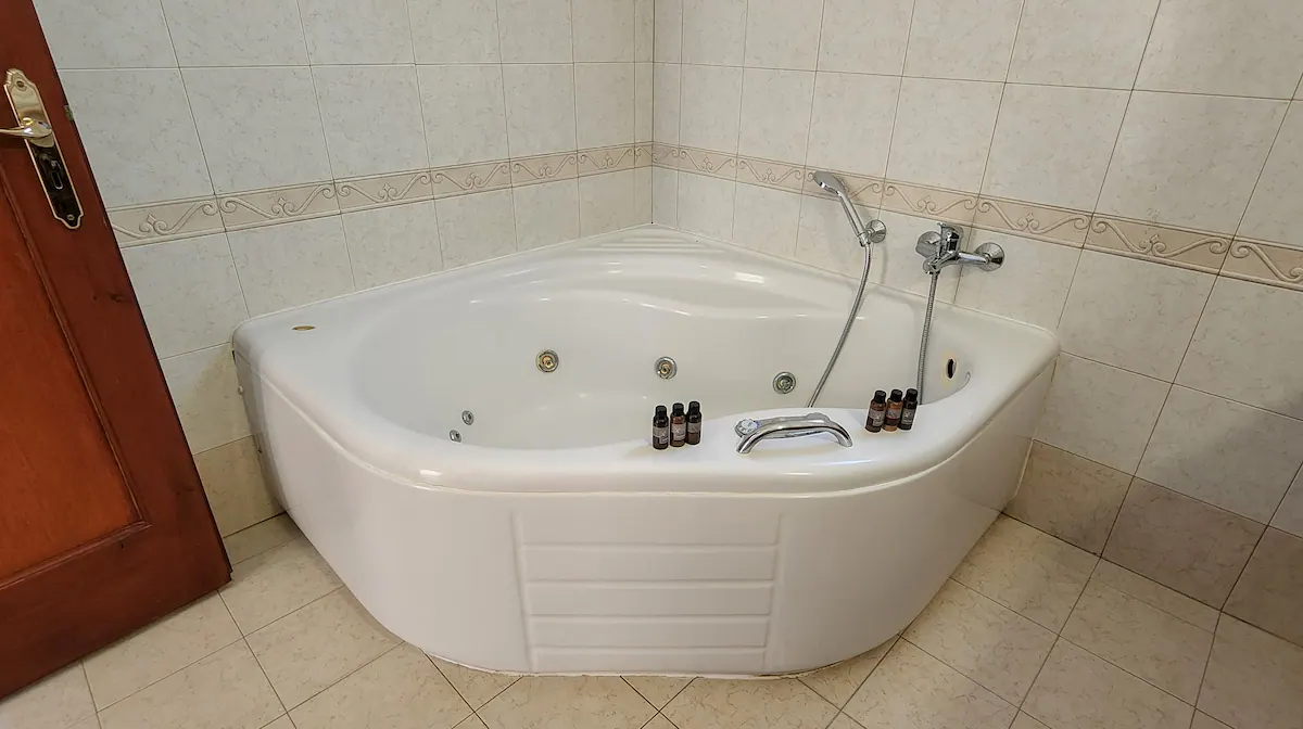 c 3+4 main bathroom floor-up