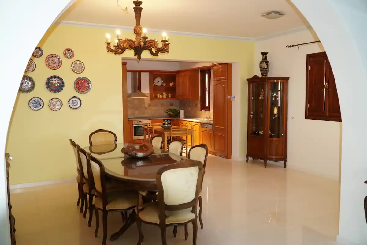 small villa - dining room & kitchen